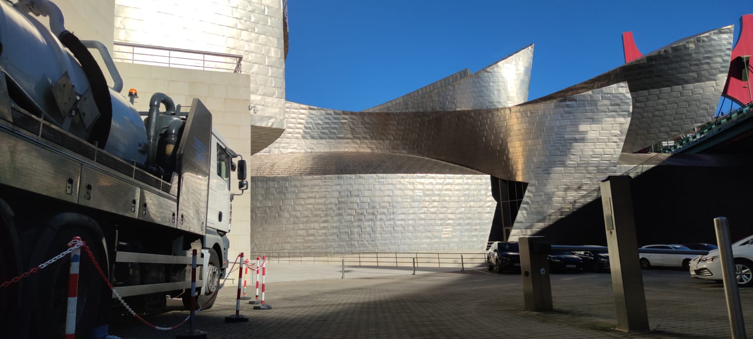 Camión de limpieza realizando labores en el Guggenheim de Bilbao