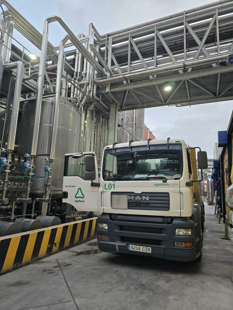 Camión de Agaleus en las instalaciones, listo para ejecutar servicios de limpieza industrial con tecnología avanzada.