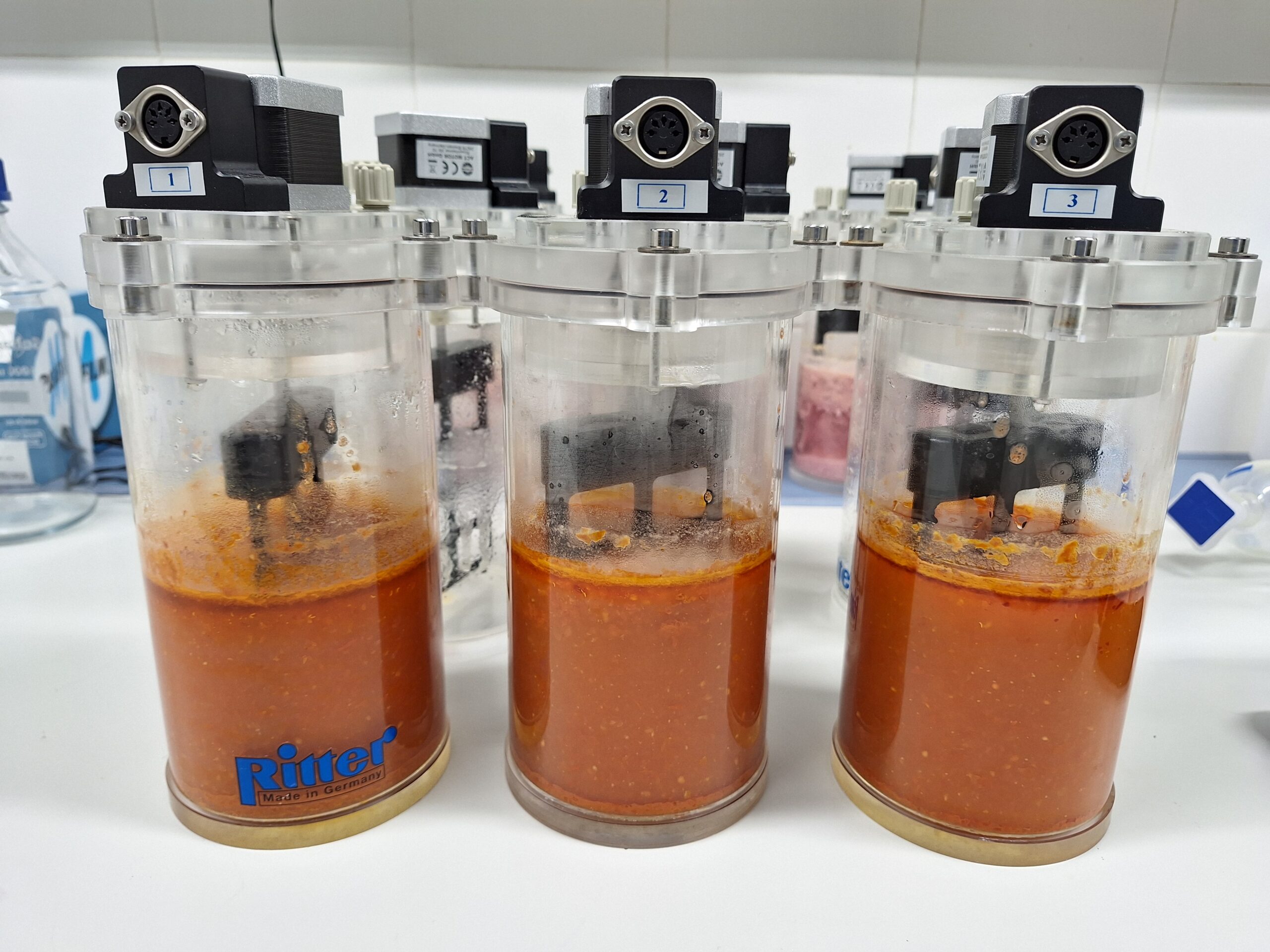 Reactores de fermentación anaeróbica monitorizados con sensórica avanzada en el proyecto AHOBAE para la producción de bioplásticos a partir de residuos alimentarios